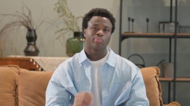 Evde Boyun Ağrısı Olan Afrikalı Adamın Portresi