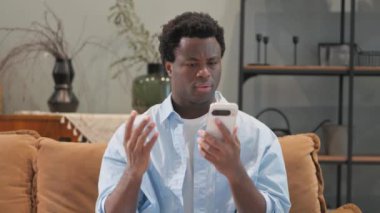 Telefondaki Kayıplı Afrikalı Adam Portresi