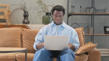 Bağıran ve Bağıran Afrikalı Adam Laptop 'ta çalışıyor