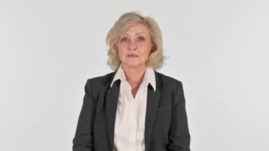 Kıdemli İş Kadınının Beyaz Arkaplanda Teklif Reddetmesi Durduruluyor