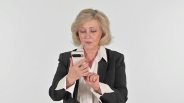 Beyaz Arkaplanda Telefon Kullanan Kıdemli İş Kadını