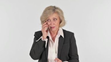 Öfkeli Üst Düzey İş Kadını Beyaz Arkaplanda Telefonda Konuşuyor