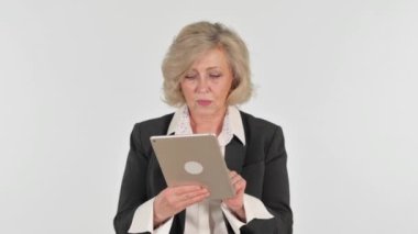 Beyaz Arkaplanda Sayısal Tablet Kullanan Kıdemli İş Kadını