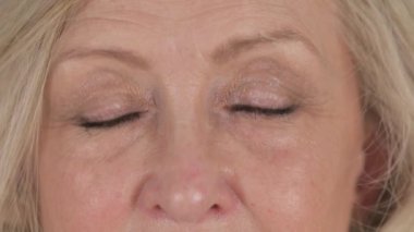 Beyaz Arkaplanda Göz Kırpan Kadın 'ın Kapanışı