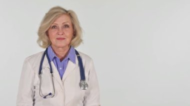 Beyaz Arkaplanda Uzayı Gösteren Kıdemli Kadın Doktor Portresi