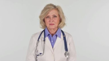 Beyaz Arkaplanda Başparmakları Olmayan Kıdemli Kadın Doktor Portresi