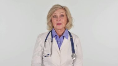 Beyaz Arkaplanda Kamerayı Gösteren Kıdemli Kadın Doktor Portresi