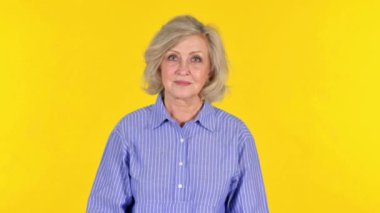 Sarı Arkaplanda Ciddi Yaşlı Kadın, Portre