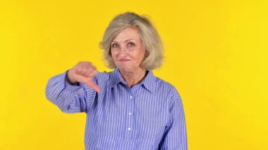 Sarı Arkaplanda Başparmakları Olmayan Yaşlı Kadın, Portre