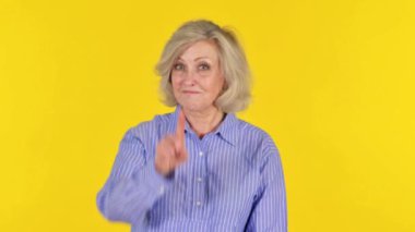 Yaşlı kadın sarı arka plandaki insanları davet ediyor, Portre