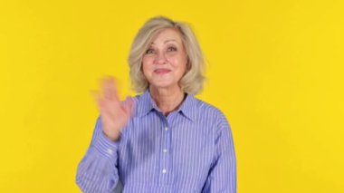 Sarı Arkaplanda El sallayan Yaşlı Kadın, Portre