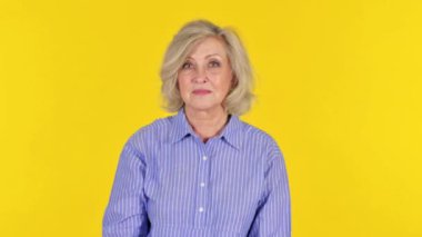 Gergin Yaşlı Kadın Sarı Arkaplanda İnkâr Ediyor, Portre