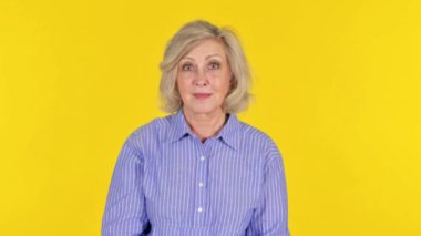 Sarı Arkaplanda Başarıyı Kutlayan Yaşlı Kadın, Portre