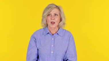 Sarı Arkaplanda Başarısızlığa Tepki Veren Yaşlı Kadın, Portre