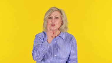 Öfkeli Yaşlı Kadın Öfkeyle Konuşuyor Sarı Arkaplanda, Portre