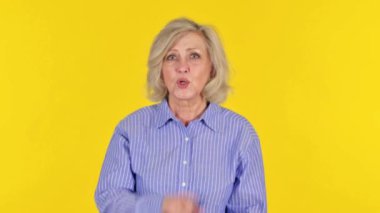 Sessizliği Olan Yaşlı Kadın Sarı Arkaplanda, Portre