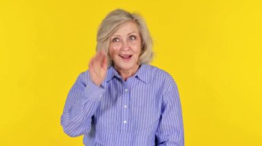 Sarı Arkaplanda Dinlemeye Çalışan Yaşlı Kadın, Portre