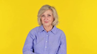 Sarı Arkaplanda Kamerayı Gösteren Yaşlı Kadın, Portre