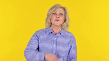 Sarı Arkaplanda Yeni Fırsatlar Arayan Yaşlı Kadın, Portre