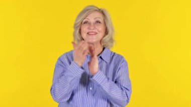 Sarı Arkaplanda Takım İçin Alkışlayan Yaşlı Kadın, Portre