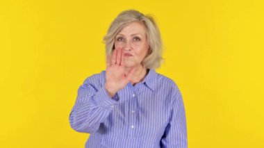 Sarı Arkaplanda Yaşlı Kadın Durdurma Hareketi, Portre