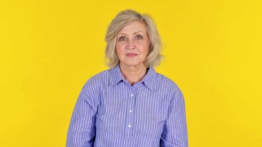 Sarı Arkaplanda Uçan Yaşlı Kadın Öpücük