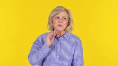 Boyun Ağrısı Olan Yaşlı Kadın Sarı Arkaplanda, Portre