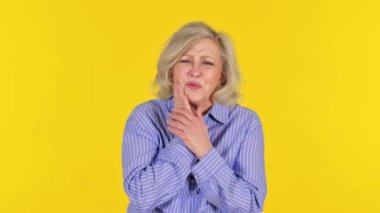 Diş Ağrısı Olan Yaşlı Kadın Sarı Arkaplanda, Portre