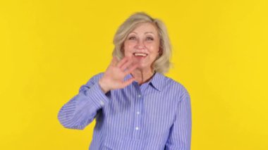 Sarı Arkaplanda Video Sohbeti Yapan Konuşan Yaşlı Kadın, Portre