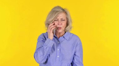 Öfkeli Yaşlı Kadın Sarı Arkaplanda Konuşuyor, Portre