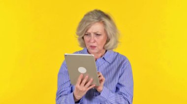 Sarı Arkaplanda Tablet Üzerinde Kayıp Olan Yaşlı Kadın