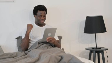 Afrikalı Adam Tablet 'te Evdeki Koltukta Otururken Kazandı