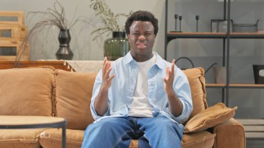 Hüsrana uğramış Afrikalı Adam Evinde Üzgünmüş