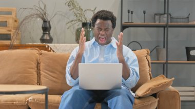 Bağıran ve Bağıran Afrikalı Adam Laptop 'ta çalışıyor