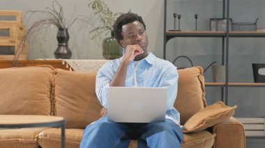 Beyin Fırtınası Afrikalı Adam Laptop 'ta çalışıyor