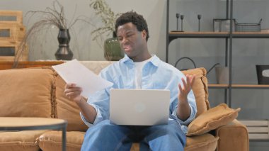 Belgeler ve Kucak Dizüstü Bilgisayarından Şok Olan Afrikalı Adam