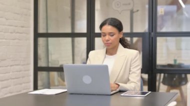 Afrikalı İş Kadını Laptop ile Video Sohbeti Yapıyor