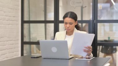 Belgeler ve Laptop Üzerinde Çalışan Afrikalı İş Kadını