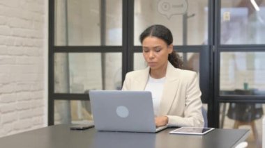 Dizüstü bilgisayarla çalıştıktan sonra Afrikalı İş Kadınları Ofisten Ayrıldı