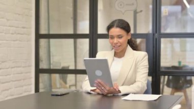 Ofiste Tablet 'te Video Sohbeti Yapan Afrikalı Kadın