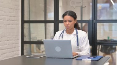 Laptop 'ta Yazan Afrikalı Kadın Doktor