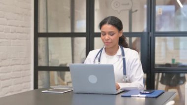 Afrikalı Kadın Doktor Hastanedeki Kamerada Gülümsüyor