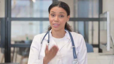 Afrikalı Kadın Doktor Video Sohbeti Yapıyor, Webcam Görünümü