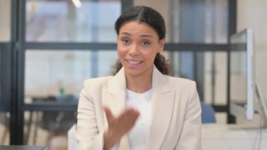 Afrikalı İş Kadını Video Sohbeti Yaparken Web Kamerası Görüntüsü