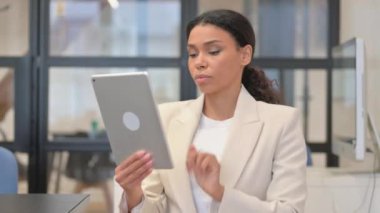 Dijital Tablet kullanan Afrikalı İş kadınının Portresi