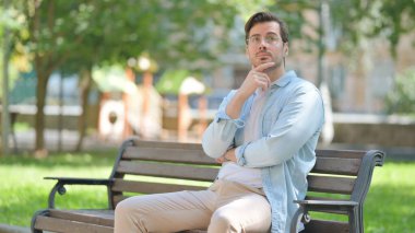 Düşünceli Orta Çağ Adamı Parkta otururken Düşünüyor