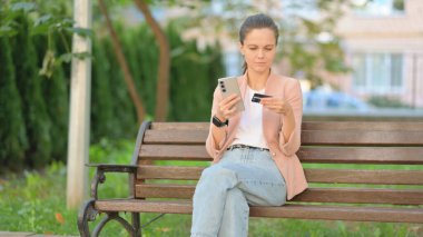Günlük İş Kadınları İnternet 'te Kredi Kartı ve Telefonu Açık havada Alıyor