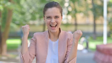 Heyecanlı Gündelik İş Kadını Dışarda Neşelenen Portresi