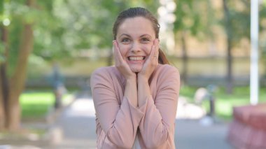 Şaşırmış İş Kadını Portresi Açık Hava Heyecanı