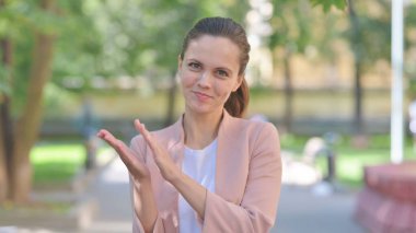 Sıradan İş Kadını Açık Hava 'dan Alkışlar